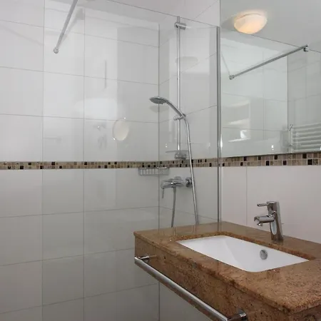 Strandnahe Mit Terrasse, Gratis Nutzung Vom Ahoi Erlebnisbad Und Sauna In Sellin - Rex Rugia 14-1 *